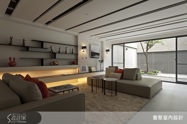 早期作品個性鮮明且偏向以黑白強烈對比用色的作品，但