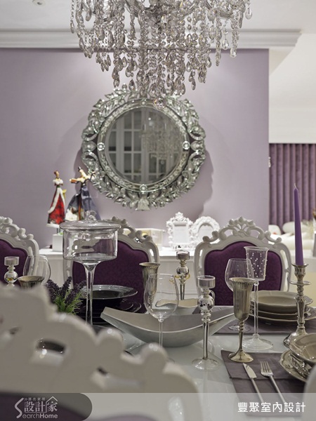 早期作品個性鮮明且偏向以黑白強烈對比用色的作品，但