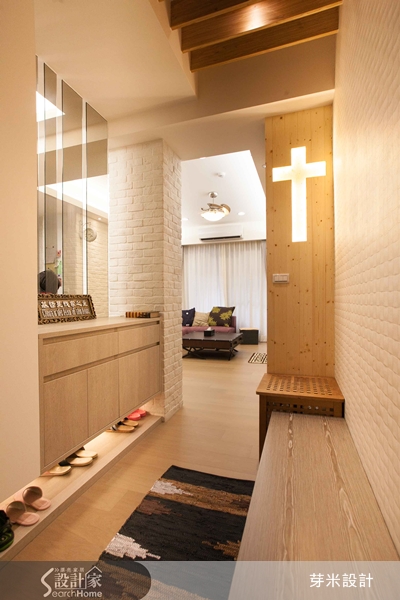 信仰虔誠的屋主希望能以暖色系溫暖新家，在忙碌一天之