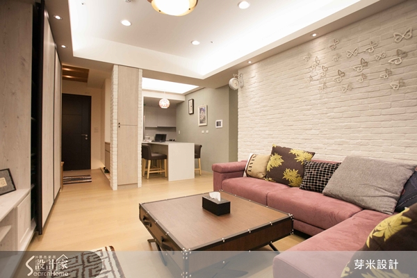 信仰虔誠的屋主希望能以暖色系溫暖新家，在忙碌一天之