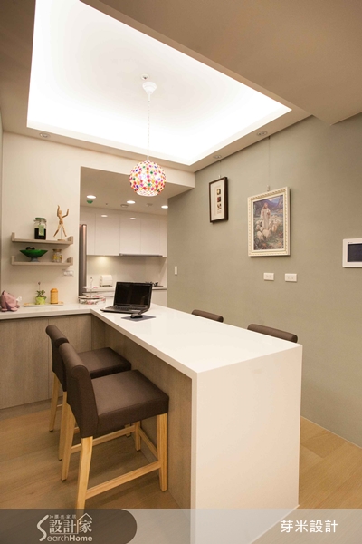 信仰虔誠的屋主希望能以暖色系溫暖新家，在忙碌一天之