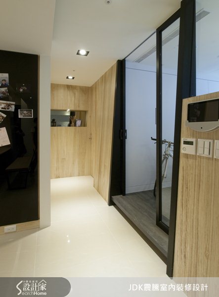 負笈海外學成歸國的林喬立，目前擔任震騰設計-設計總