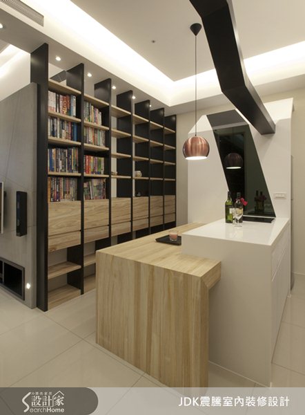 負笈海外學成歸國的林喬立,目前擔任震騰設計-設計總