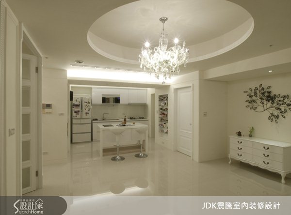 負笈海外學成歸國的林喬立,目前擔任震騰設計-設計總