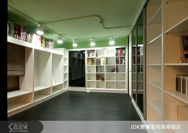 負笈海外學成歸國的林喬立,目前擔任震騰設計-設計總