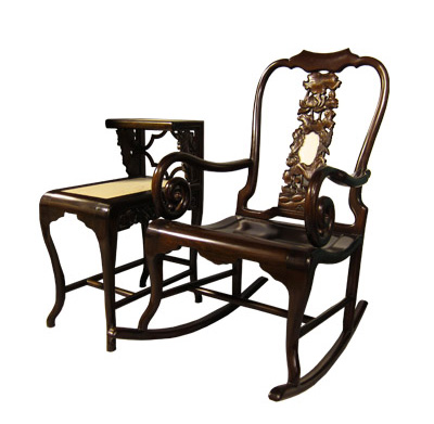 「老奶奶搖著搖椅，一邊打著毛衣，椅邊還有隻貪玩的貓