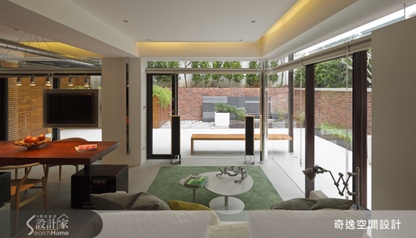 源自飯店設計的概念，沒有隔間的家的設計理念，大約自