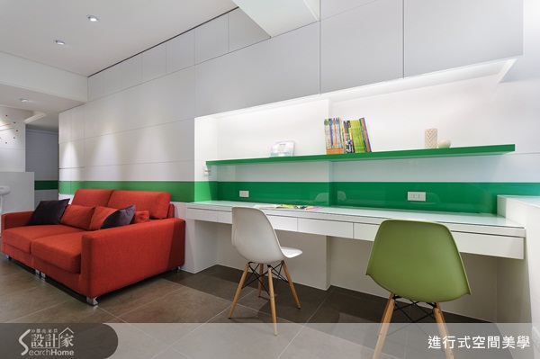 強烈的櫃體、牆面色彩，將整體室內空間的個性主軸表現