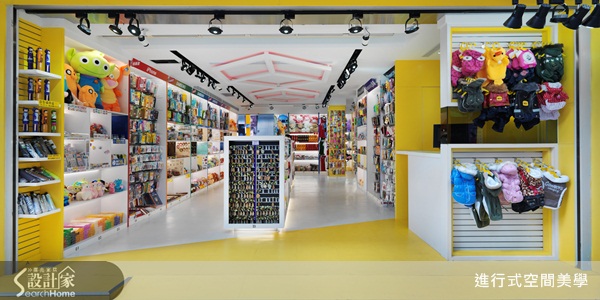 強烈的櫃體、牆面色彩，將整體室內空間的個性主軸表現