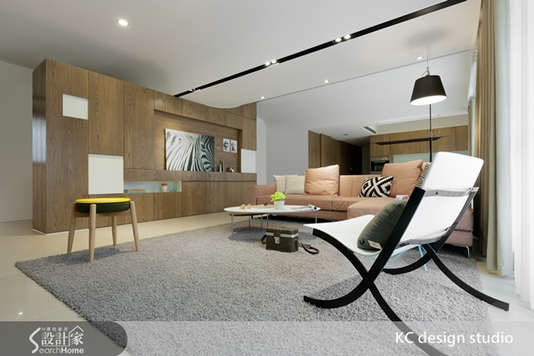 本案為兩戶空間打通的長向房型，85坪四房兩廳的簡約風