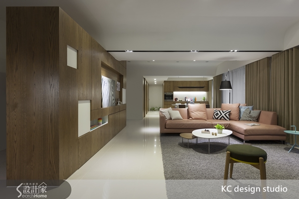 本案為兩戶空間打通的長向房型,85坪四房兩廳的簡約風