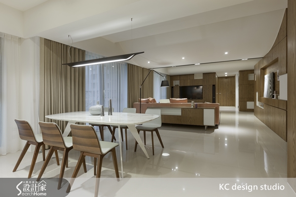 本案為兩戶空間打通的長向房型,85坪四房兩廳的簡約風