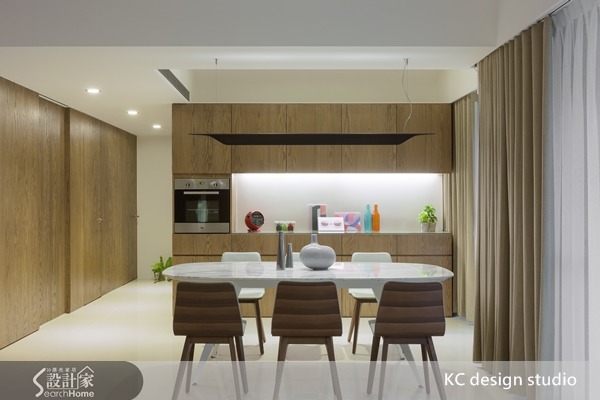 本案為兩戶空間打通的長向房型,85坪四房兩廳的簡約風