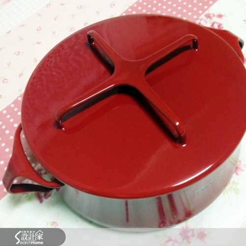 如果說女人的衣櫃裡永遠少一件衣服，那廚師的廚房裡也