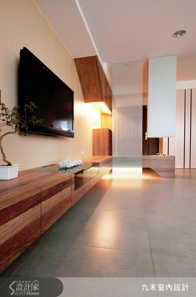 面對這間僅有 25 坪的空間，九禾設計在與屋主溝通過後