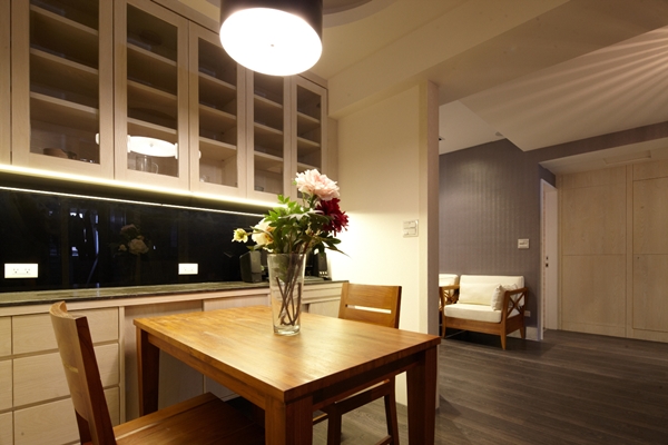 本屋案空間坪數僅 22 坪，雖然坪數不大，但經過設計師