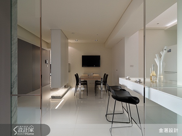 近幾年流行的現代風主要都是以淺色空間為主,簡約俐落