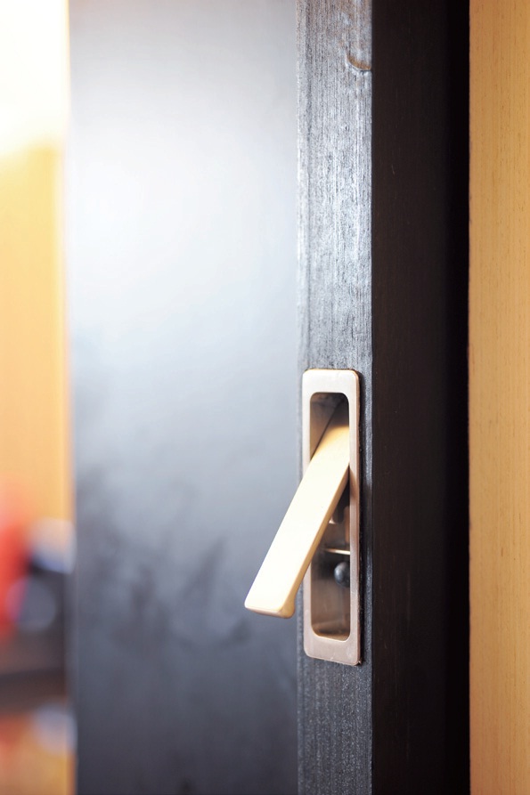 近來,因為發生不少兒童誤食中毒及攀爬窗戶陽台墜樓事