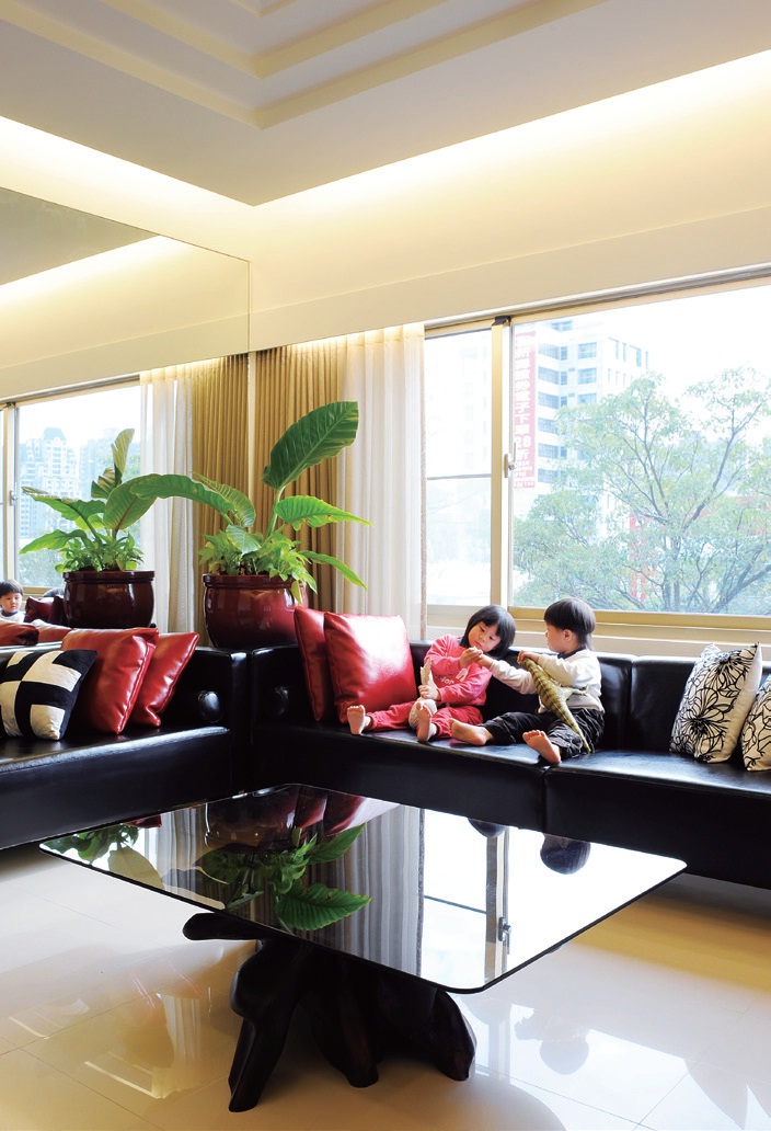 近來，因為發生不少兒童誤食中毒及攀爬窗戶陽台墜樓事