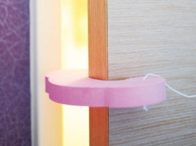 近來，因為發生不少兒童誤食中毒及攀爬窗戶陽台墜樓事