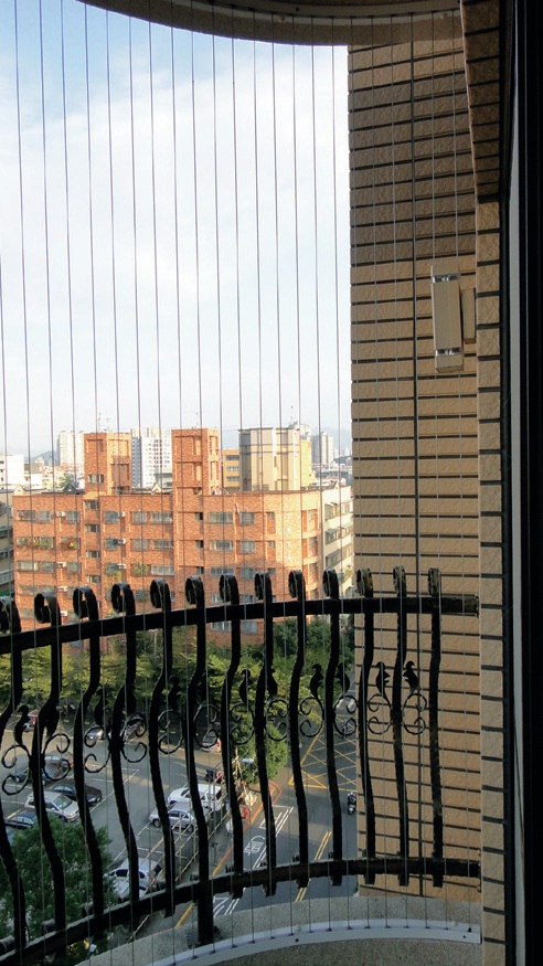 近來,因為發生不少兒童誤食中毒及攀爬窗戶陽台墜樓事