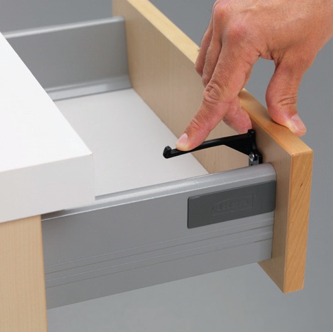 近來,因為發生不少兒童誤食中毒及攀爬窗戶陽台墜樓事