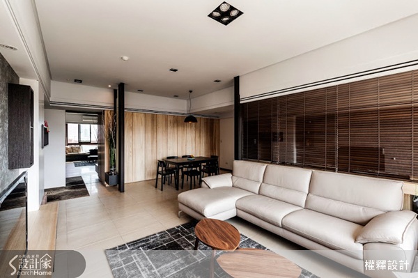 開放式客餐區設計與用餐空間整面的木質牆，一再突顯「