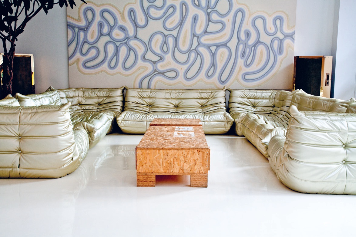 混搭佈置是將兩種不同風格物件,找出相同點巧妙陳列在