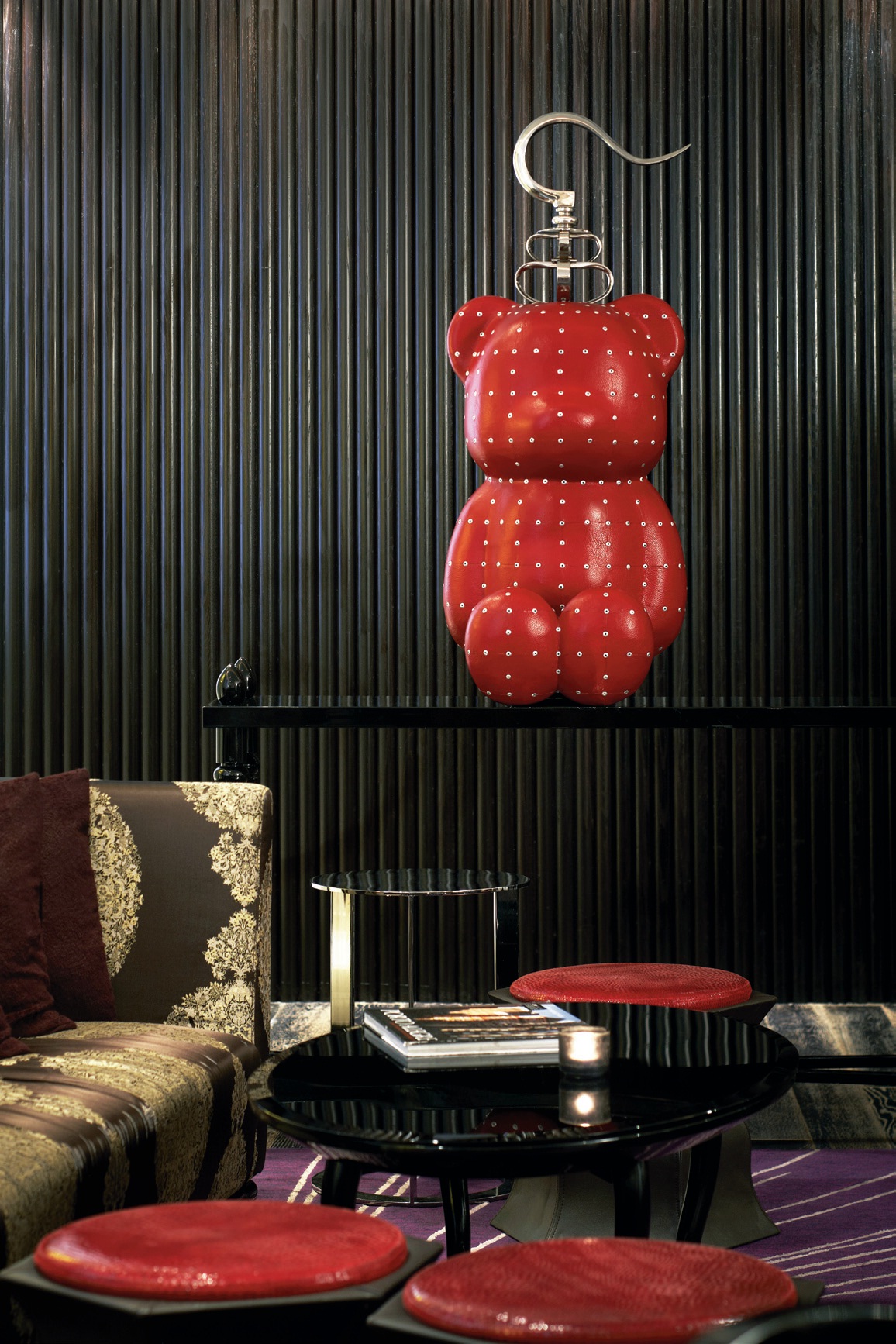 混搭佈置是將兩種不同風格物件，找出相同點巧妙陳列在