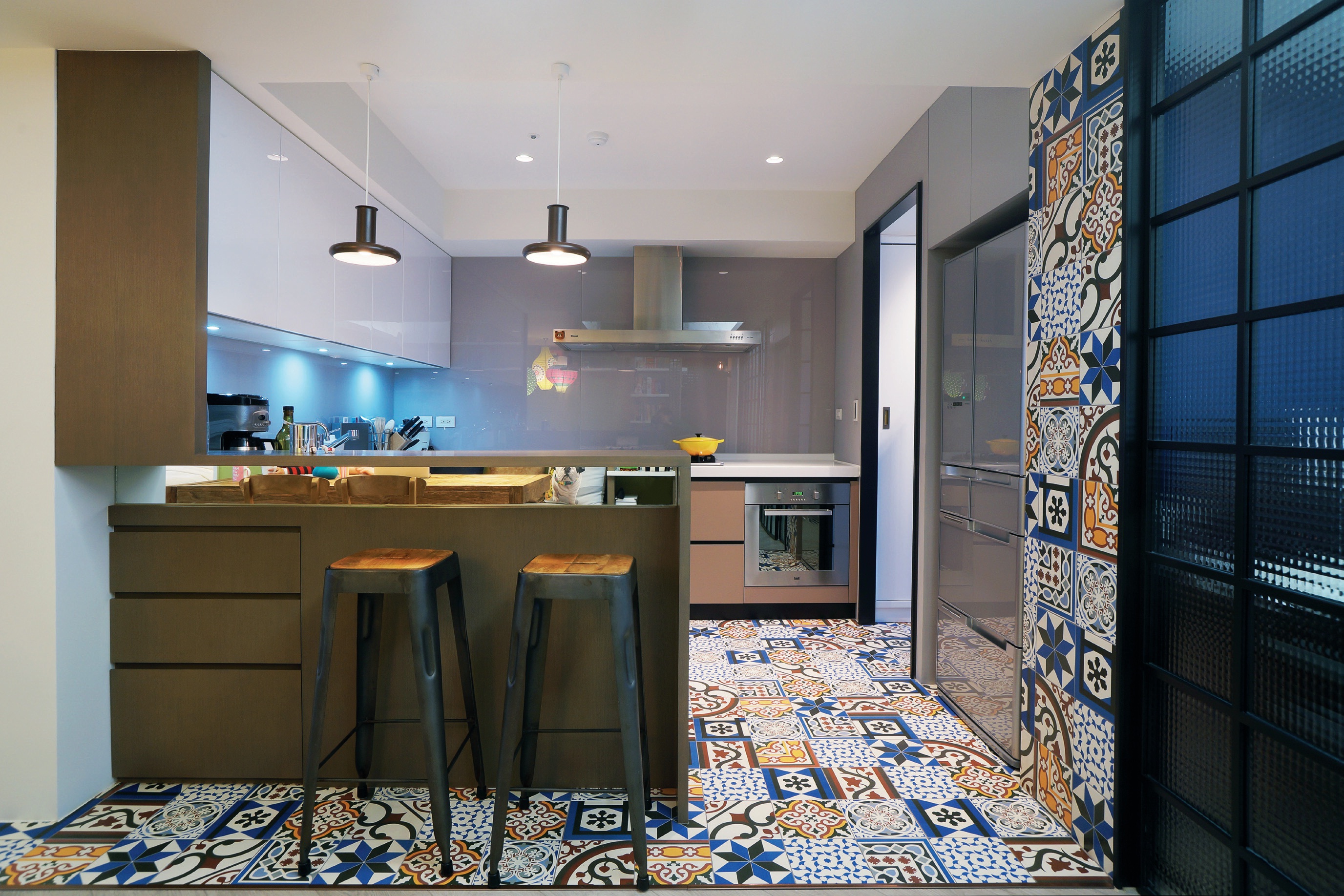 混搭佈置是將兩種不同風格物件,找出相同點巧妙陳列在