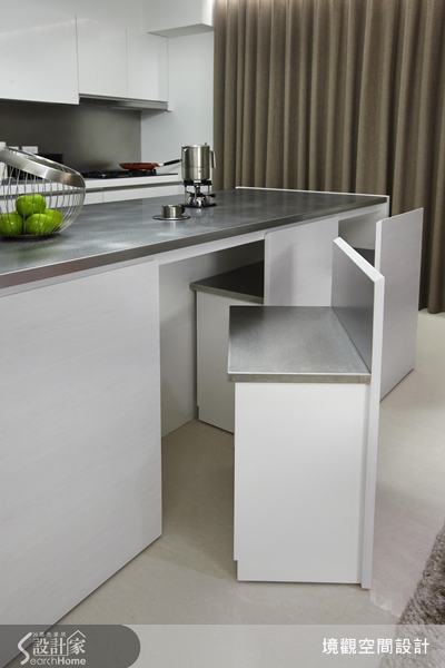 境觀室內設計總監蘇泂和，最拿手於空間的動線規劃。他