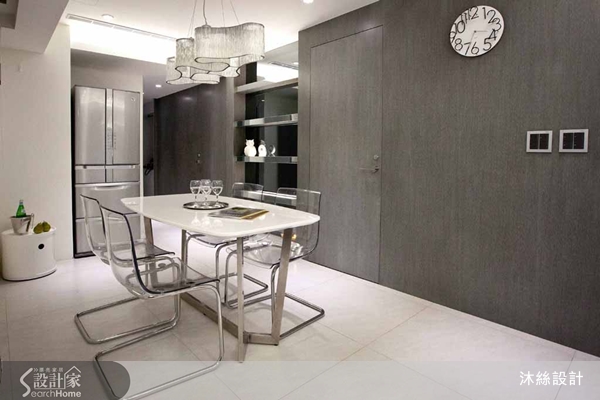 瓶瓶罐罐的化妝品、戒子項鍊各式飾品、手提背包造型大