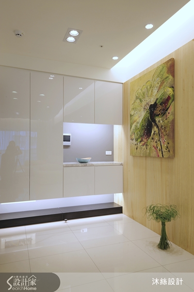 瓶瓶罐罐的化妝品、戒子項鍊各式飾品、手提背包造型大