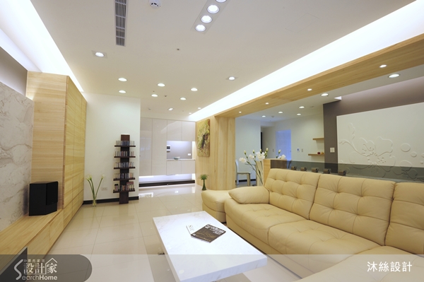 瓶瓶罐罐的化妝品、戒子項鍊各式飾品、手提背包造型大