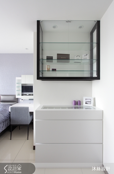 瓶瓶罐罐的化妝品、戒子項鍊各式飾品、手提背包造型大