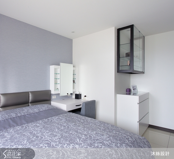 瓶瓶罐罐的化妝品、戒子項鍊各式飾品、手提背包造型大