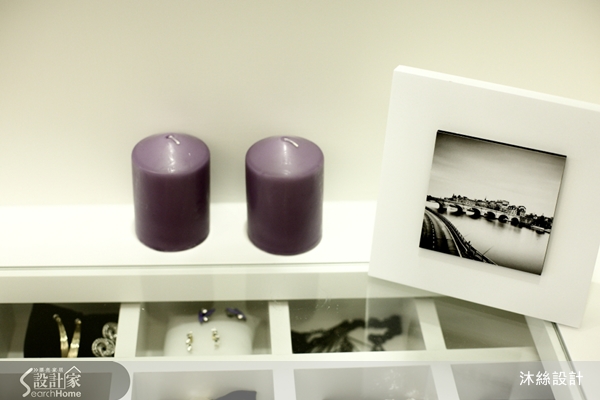 瓶瓶罐罐的化妝品、戒子項鍊各式飾品、手提背包造型大