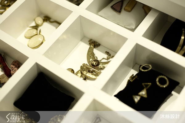 瓶瓶罐罐的化妝品、戒子項鍊各式飾品、手提背包造型大