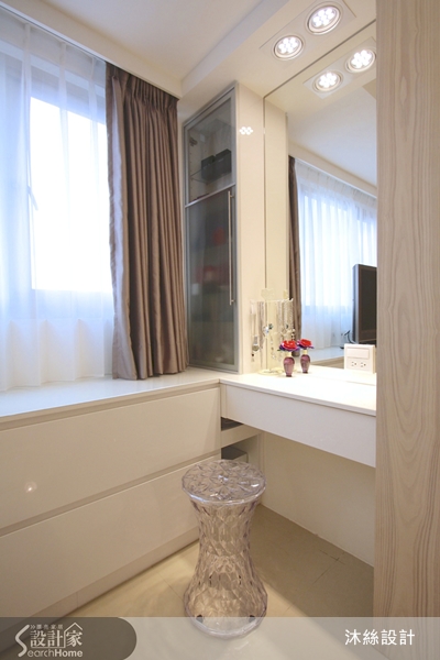 瓶瓶罐罐的化妝品、戒子項鍊各式飾品、手提背包造型大