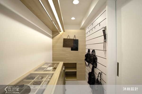 瓶瓶罐罐的化妝品、戒子項鍊各式飾品、手提背包造型大