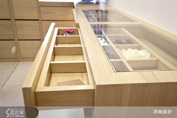 瓶瓶罐罐的化妝品、戒子項鍊各式飾品、手提背包造型大