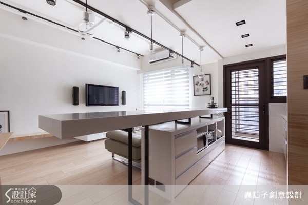 簡約的質樸中蘊含著人文氣息，不強調花俏的色調、華麗