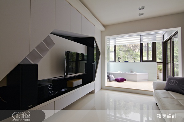 如何賦予空間多種用途，隱藏機能於無形，並創造空間簡