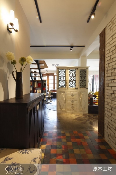 原木工坊擅長運用自然質樸的松木實木、鐵件、水泥粉光