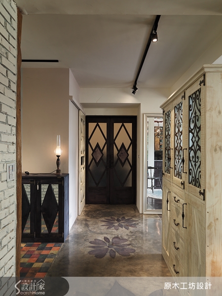 原木工坊擅長運用自然質樸的松木實木、鐵件、水泥粉光