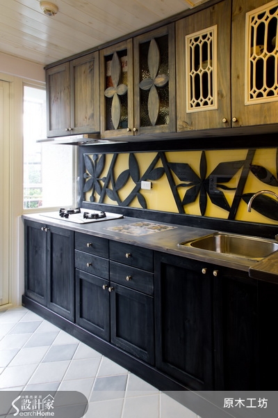 原木工坊擅長運用自然質樸的松木實木、鐵件、水泥粉光