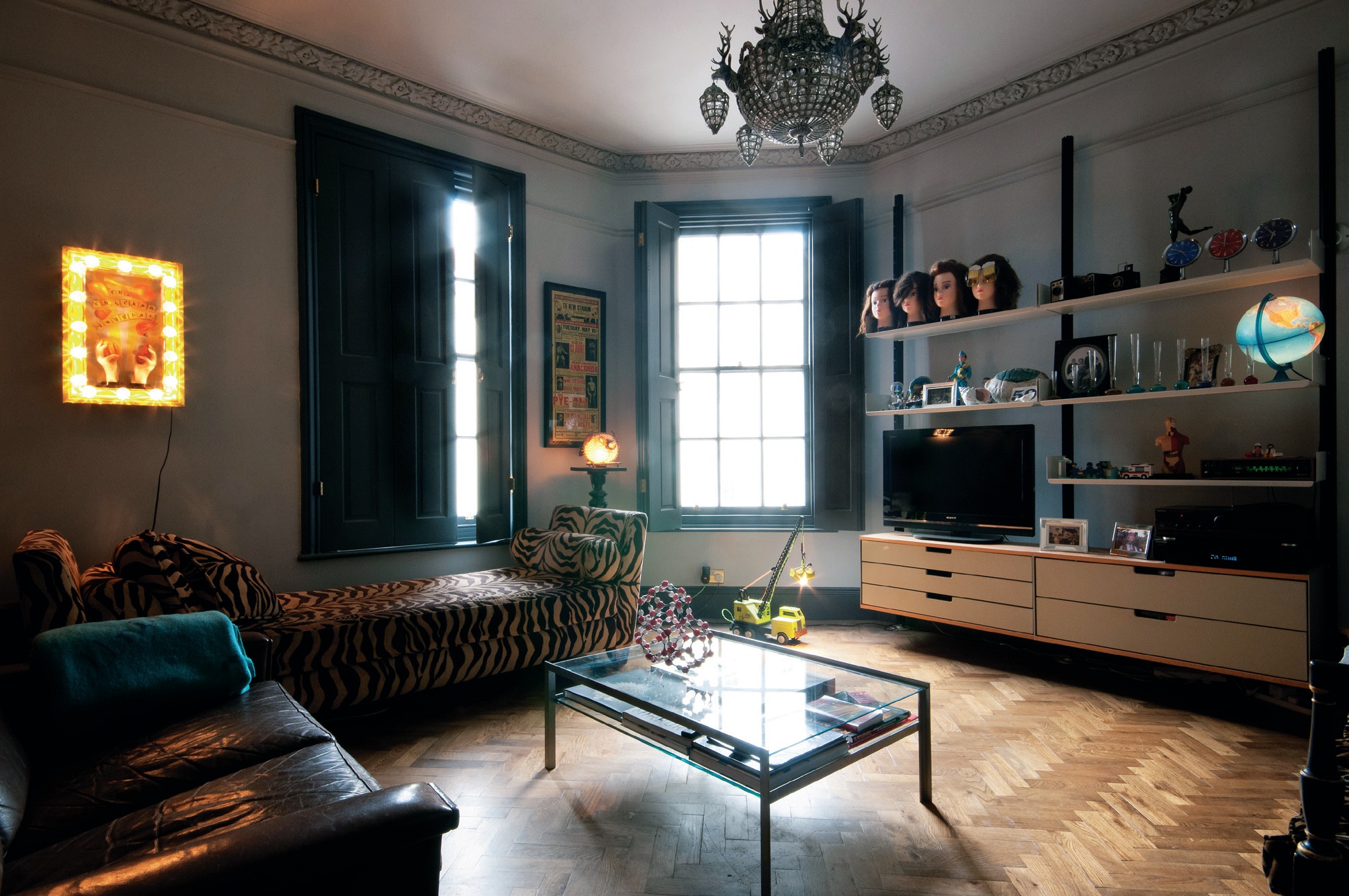 走進Philip 將近168 坪大的住家,建築外觀宛如一個廢