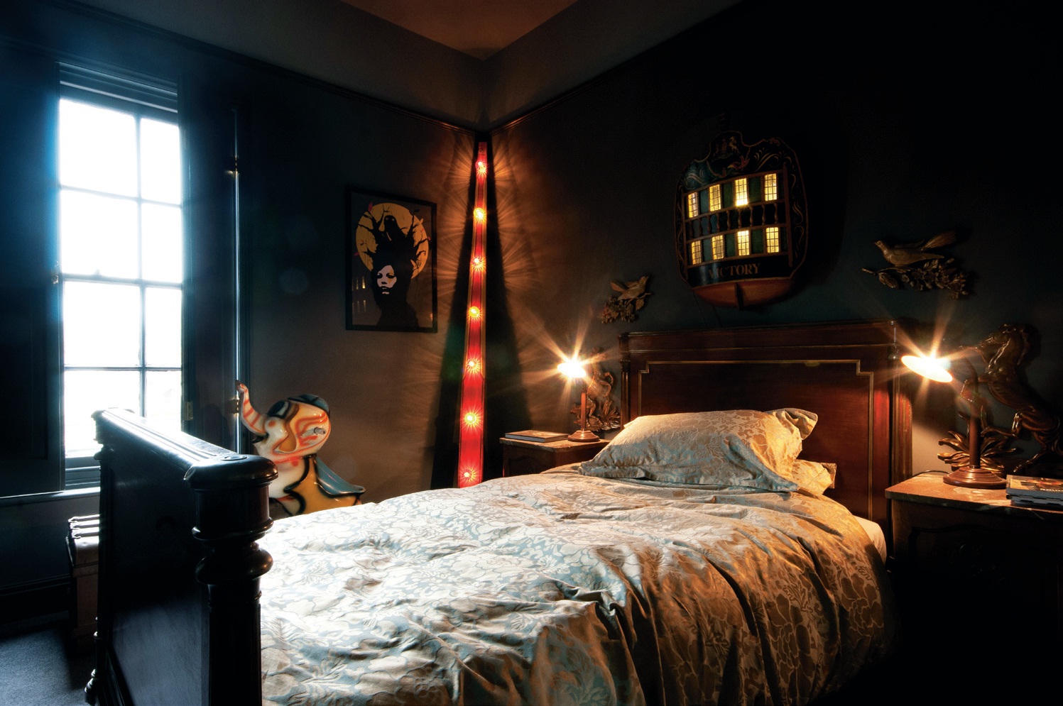 走進Philip 將近168 坪大的住家，建築外觀宛如一個廢