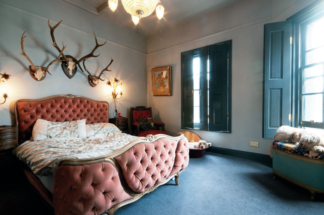 走進Philip 將近168 坪大的住家,建築外觀宛如一個廢