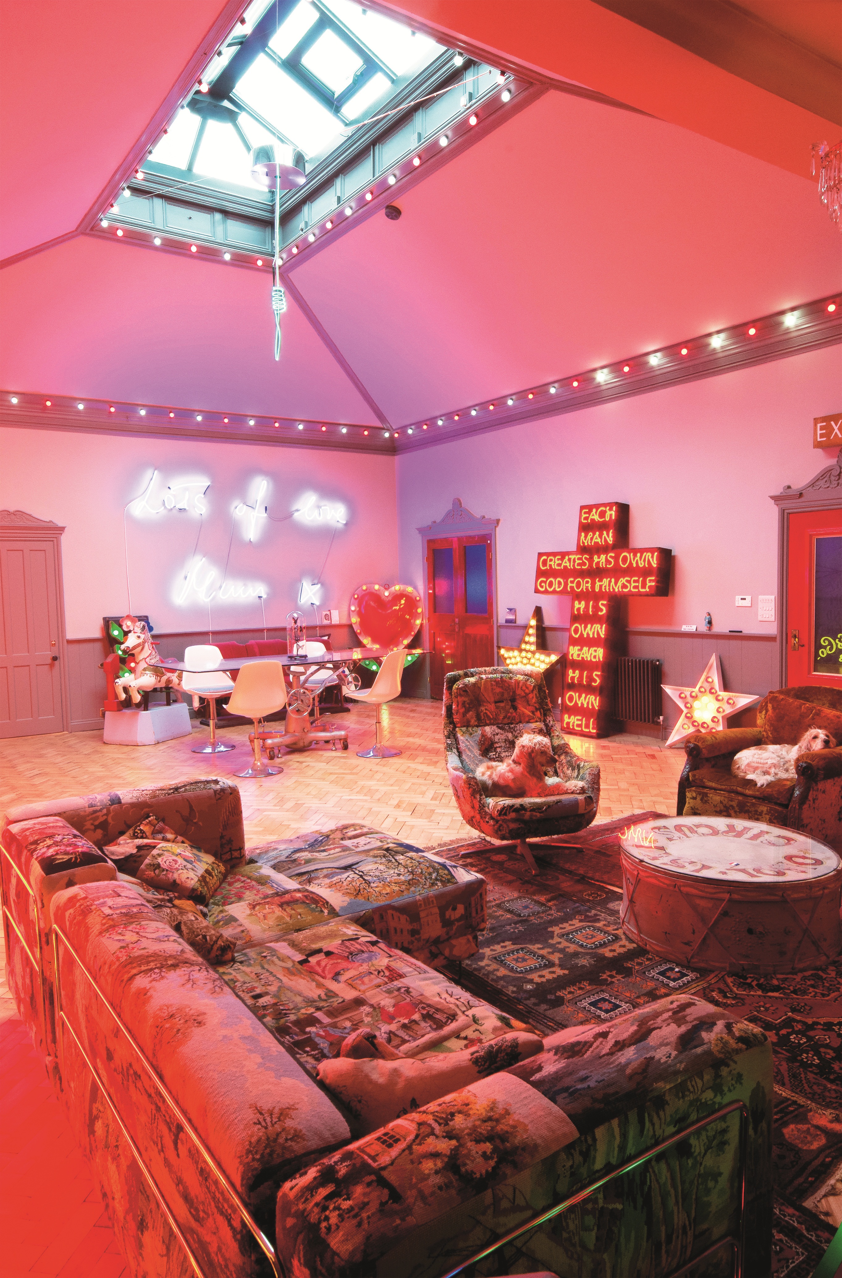 走進Philip 將近168 坪大的住家，建築外觀宛如一個廢